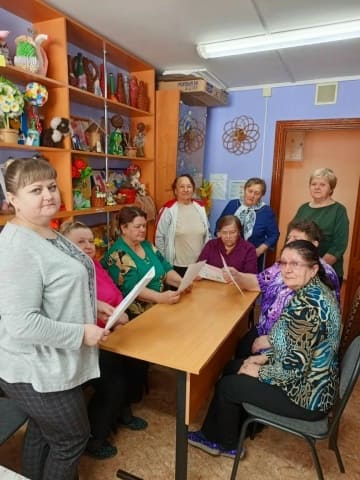 Получатели социальных услуг в отделении дневного пребывания приняли участие в беседе по финансовой грамотности.